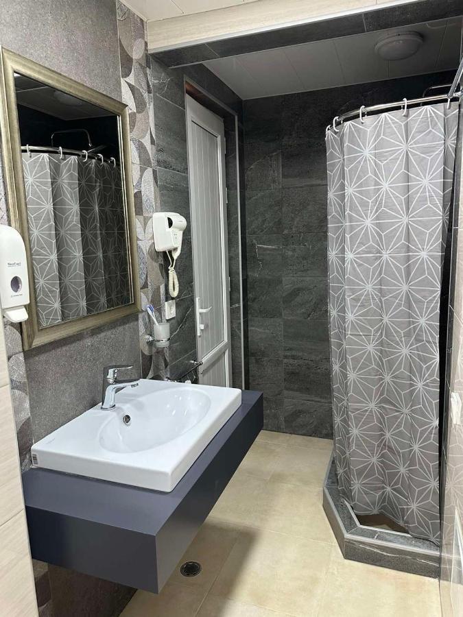 R&R Hotel Yerevan Exterior photo