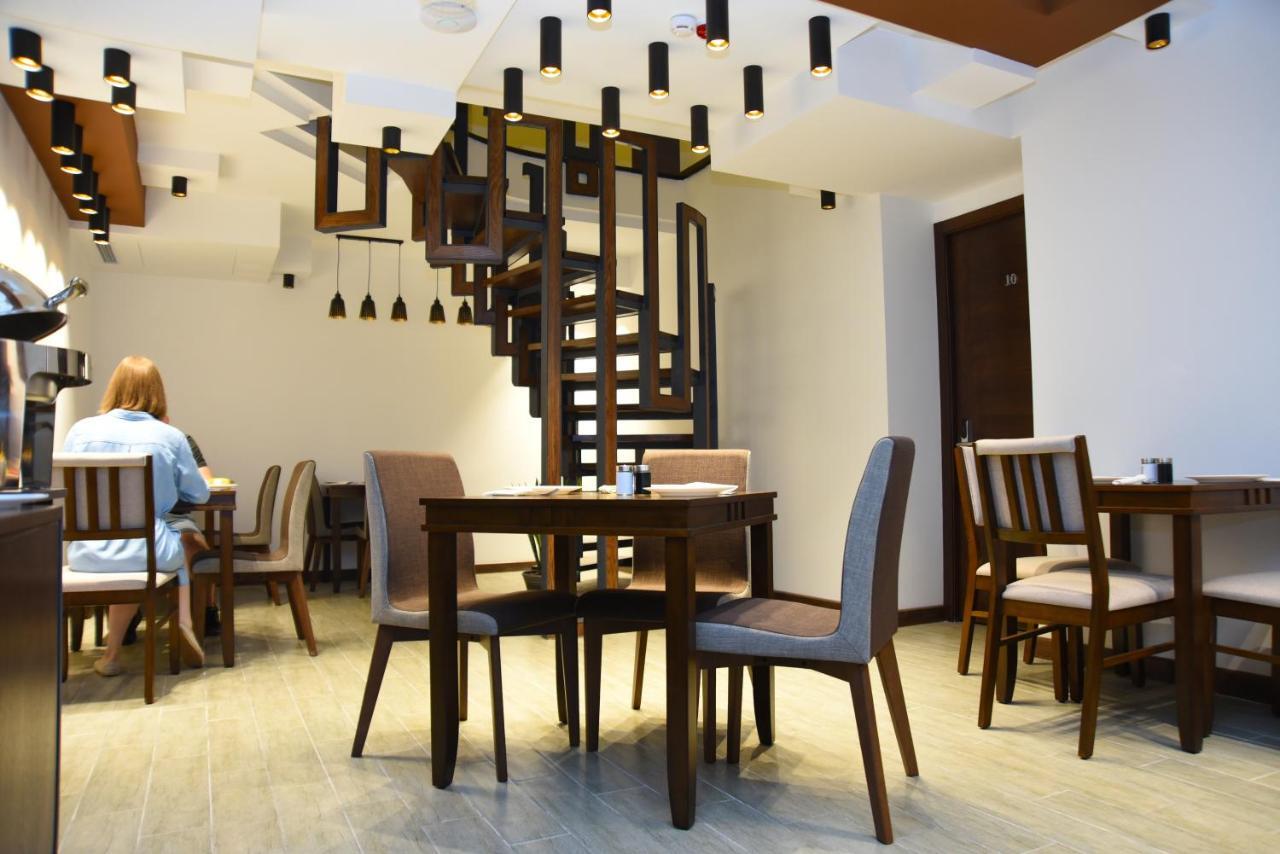 R&R Hotel Yerevan Exterior photo